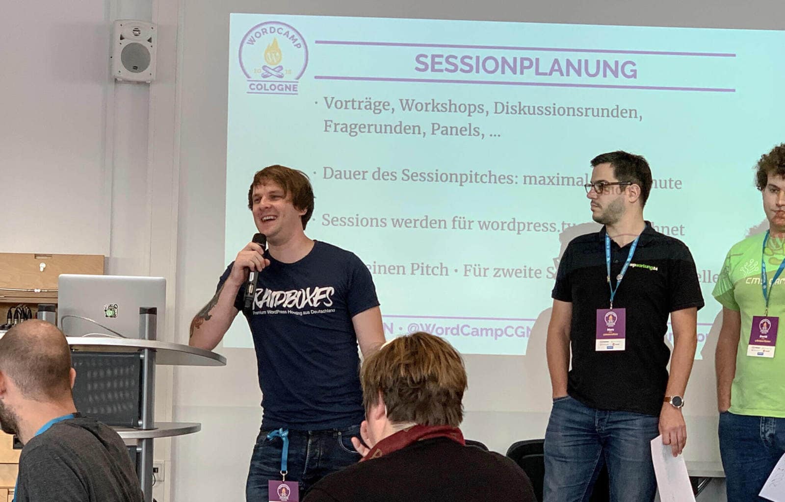 WordCamp Keulen: Matthias von Raidboxes bij de sessie pitch